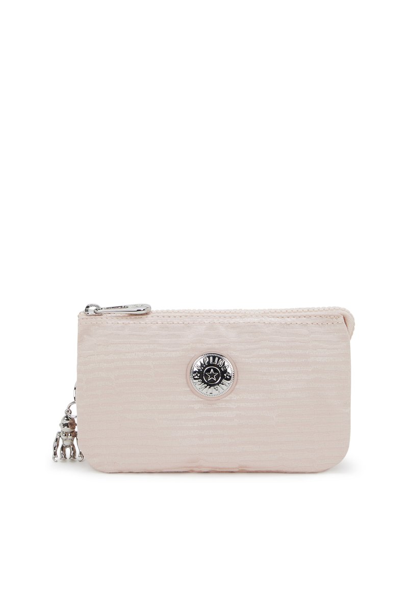 Teksturowana, jasnoróżowa kompaktowa saszetka z zamkiem błyskawicznym, z okrągłym srebrnym logo i zawieszką na suwak.
