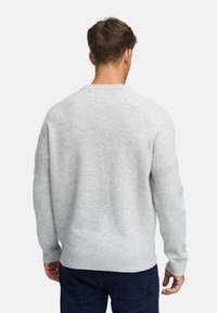 Harmaa crew-neck villapaita, joka on valmistettu pehmeästä neuloksesta. Siinä on ribbireunat hihoissa ja helmassa, rento leikkaus ja ei erottuvia kuvioita.