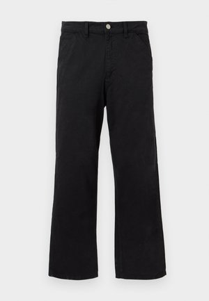 Pantalon noir à jambes droites avec poches avant, passants pour ceinture et fermeture par bouton à la taille, présenté sur un fond blanc.