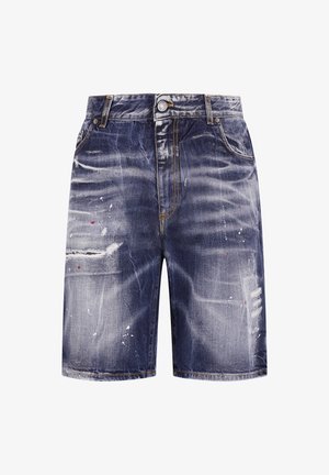 Szorty dżinsowe z wyblakłym, postarzanym wyglądem, plamami farby, postrzępionym rozdarciem na lewym udzie, zapięciem na przód na guziki oraz fasonem z pięcioma kieszeniami.