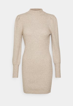 Rochie tricotată bej cu model în dungi, gât înalt, mâneci lungi bufante și o siluetă ajustată, având o finisare texturată pe întreaga suprafață.