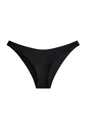 Fekete texturált anyagból készült bikini alsó, klasszikus alacsony derékvágással és mérsékelt fedéssel, fehér háttér előtt bemutatva.