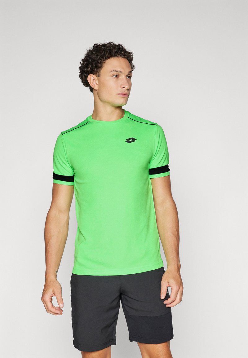 Grønn sports T-skjorte med svarte detaljer på ermene og skuldrene. Laget av glatt stoff, med rund hals og en logo på brystet.