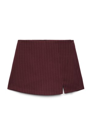 Mini-jupe rouge foncé avec fines rayures verticales blanches et une petite fente devant sur le côté droit.