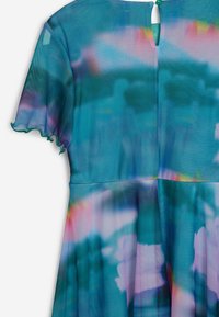 Sukienka w kolorze teal i wielokolorowa, wykonana z lekkiego, przezroczystego materiału, z krótkimi falbaniastymi rękawami oraz otworem w kształcie klucza z tyłu, zapinanym na guzik.