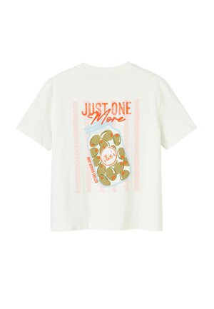 T-shirt blanc avec un dessin d'un pot d'olives vertes et du texte orange "Just One More" et "Best Served Chilled" au dos.