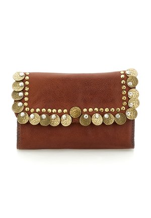 Portafoglio in pelle marrone con borchie e dischi rotondi in oro, con piccoli strass trasparenti lungo i bordi della patta superiore.