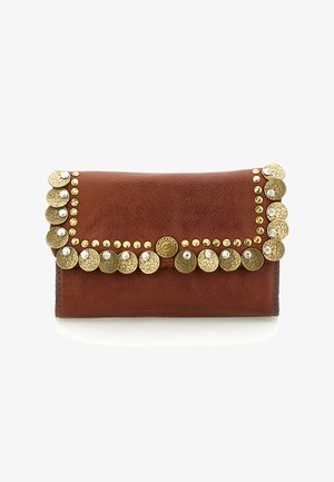 Portafoglio in pelle marrone con borchie e dischi rotondi in oro, con piccoli strass trasparenti lungo i bordi della patta superiore.