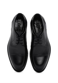 Chaussures habillées en cuir noir avec une finition lisse, bout arrondi, design à lacets et un subtil détail de capuchon contrasté.