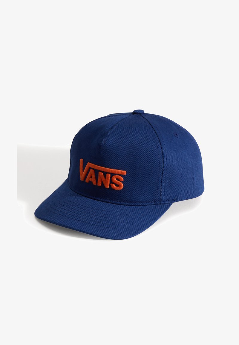Blauwe honkbalpet met oranje geborduurd Vans-logo aan de voorkant, weergegeven op een effen witte achtergrond.
