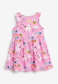 Vaaleanpunainen puuvillamekko, jossa on yksisarvisten ja sateenkaarten kuvio, varustettuna olkaimettomalla designilla, kerätty hameosa ja värikkäät graafiset yksityiskohdat.