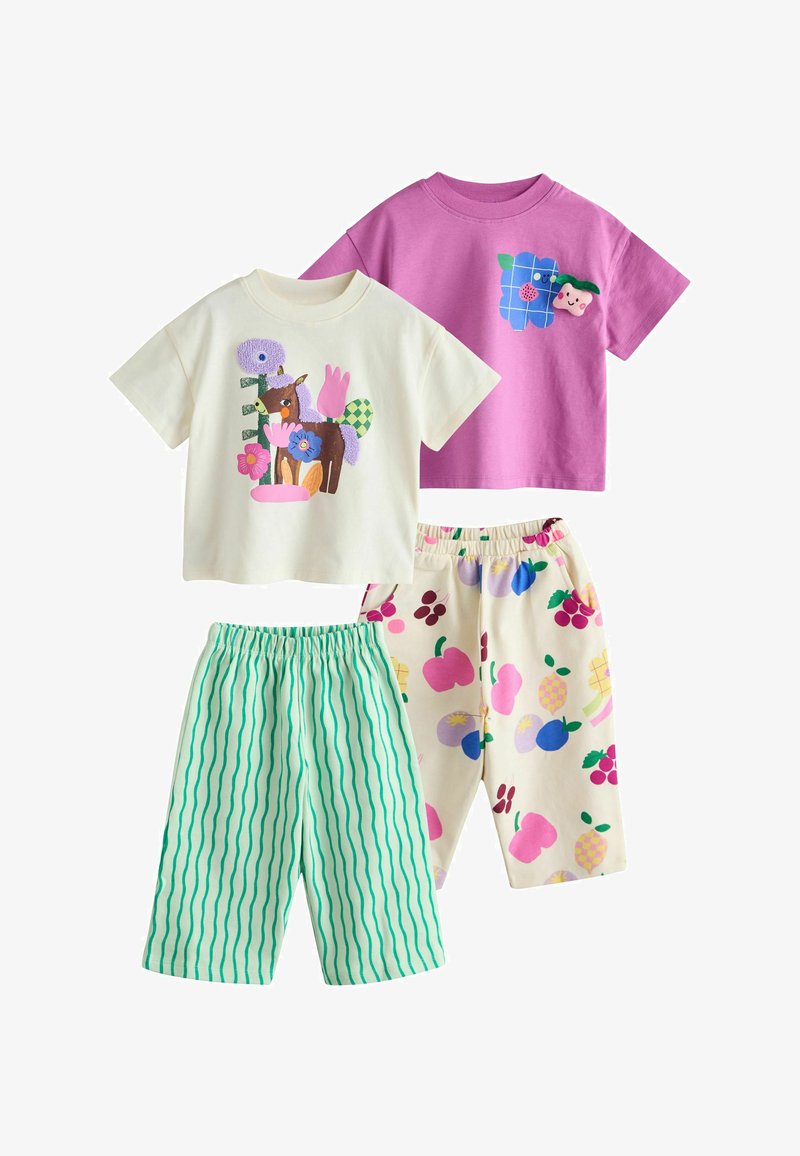 Conjunto de dos camisetas y un par de pantalones cortos. Camiseta: color crema con diseño de caballo y flores. Camiseta rosa con aplicación floral azul. Pantalones cortos: rayas verdes y beige con estampado de frutas.