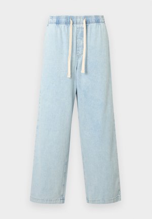 Pantaloni in denim azzurro chiaro con gambe larghe, vita elasticizzata e coulisse color crema. Presentano una texture liscia e una cucitura pulita all'orlo.
