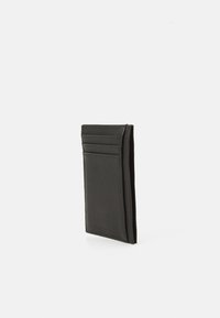 Černý kožený držák na karty s texturovaným povrchem, se pěti přihrádkami na karty, tenkým profilem a minimalistickým designem.