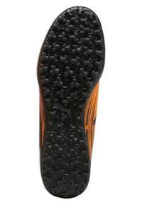 La suola di una scarpa da calcio nera e arancione presenta un pattern testurizzato e chiodato per garantire aderenza. Materiale leggero con un design aerodinamico.