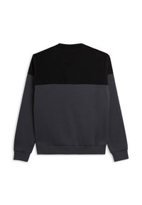 Sudadera de hombre en negro y gris oscuro. Presenta un diseño bicolor con una sección superior negra sólida y una sección inferior lisa y texturizada.