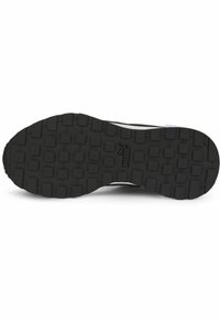 Semelle de basket en caoutchouc noir avec un motif de traction texturé et multidirectionnel, comportant des détails de logo en relief.