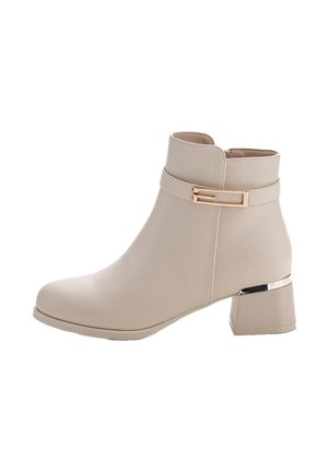Beige Knöchelstiefel mit glattem Lederfinish, ausgestattet mit einem goldakzentuierten Riemen und Blockabsatz, der eine moderne Silhouette schafft.