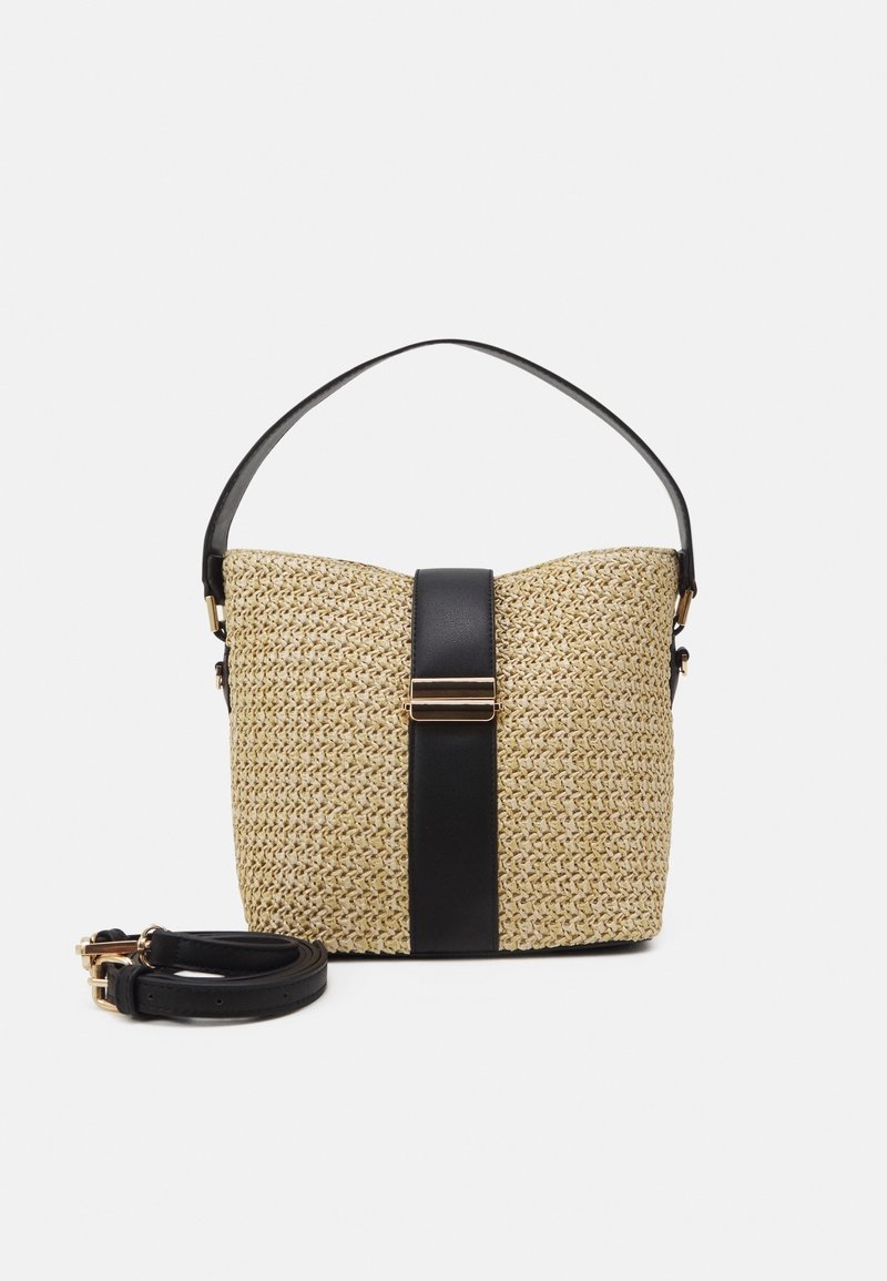 Petit sac à main tissé beige avec sangle en cuir noir et détail vertical en cuir noir avec boucle dorée, plus une bandoulière amovible à côté.