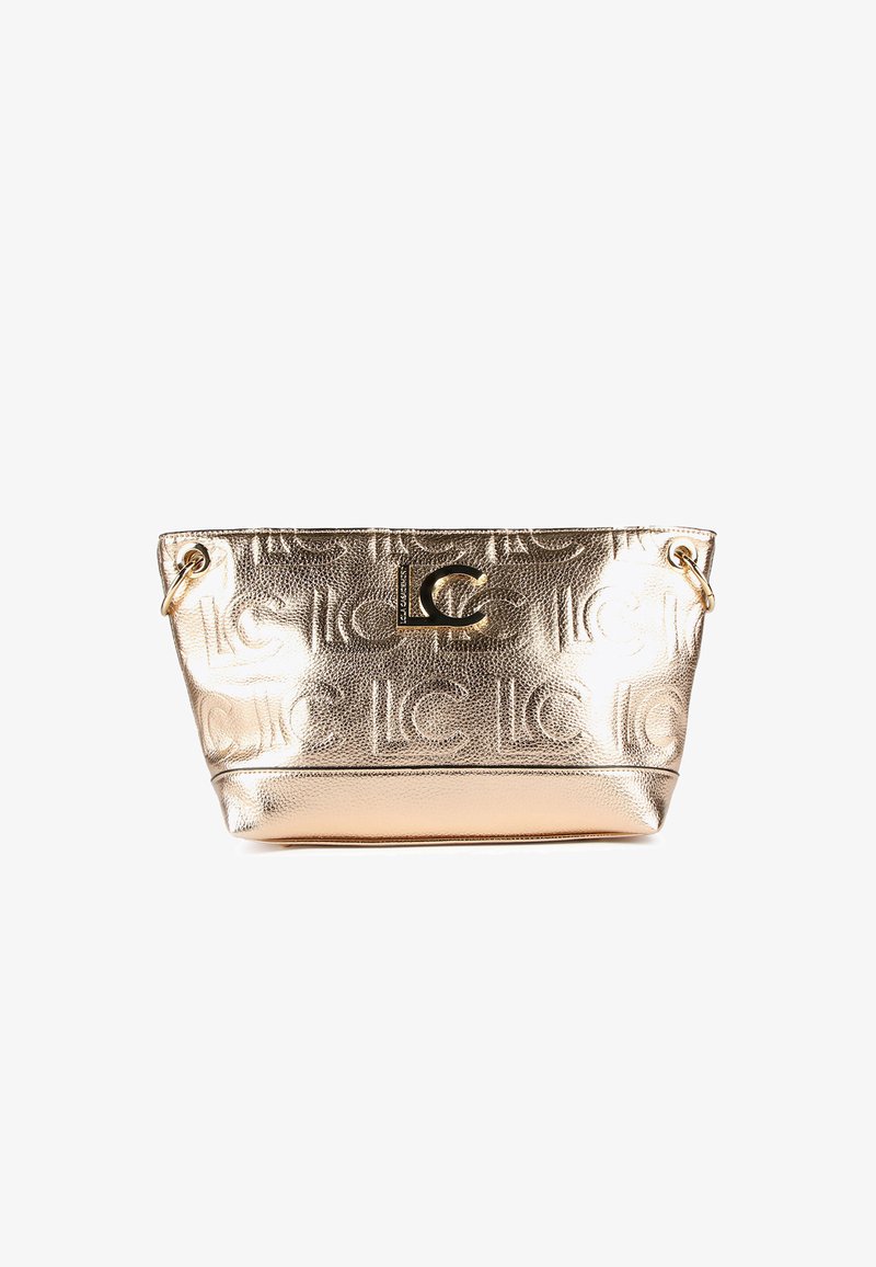 Borsa a tracolla in oro metallizzato con motivo in rilievo "LC" e anelli dorati su ciascun lato per il fissaggio della tracolla, su uno sfondo bianco.