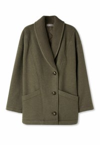 Abrigo de mezcla de lana en verde oliva, con solapa de chal, tres grandes botones frontales y dos bolsillos frontales. Presenta un tejido texturizado en el cuello.