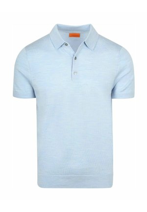 Lichtblauw polohemd met korte mouwen, een kraag en een klep met twee knopen, gemaakt van een zachte fijngebreide stof.