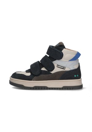 Baskets montantes en daim bleu marine et marron avec des accents crème. Elles comportent trois bandes Velcro ajustables et des points verts sur le talon. Semelle en caoutchouc.