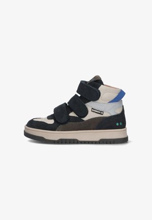Sneaker alta in suede blu navy e marrone con accenti crema. Presenta tre cinturini in Velcro regolabili e punti verdi sul tallone. Suola in gomma.