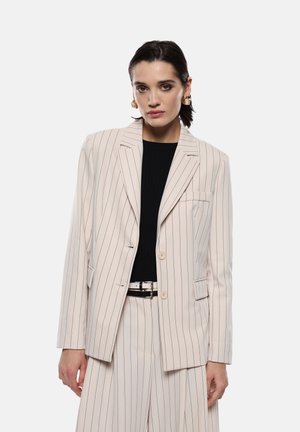 Blazer a righe in tessuto crema e beige, caratterizzato da una chiusura a bottone singolo, rever a patta e tasca sul petto. Texture liscia e vestibilità rilassata.