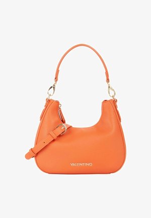 Sac à main en cuir orange de forme arrondie, avec une poignée courte et une bandoulière amovible. Doté de ferrures dorées et d'un logo imprimé.