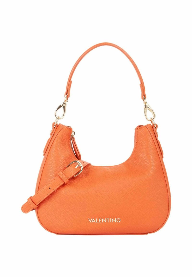 Sac à main en cuir orange de forme arrondie, avec une poignée courte et une bandoulière amovible. Doté de ferrures dorées et d'un logo imprimé.