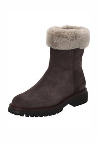 Donkere bruine suède enkellaars met dikke rubberen zool en een lichtbeige faux fur omgeslagen manchet.