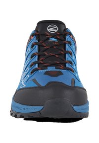Scarpa sportiva blu con accenti neri, suola testurizzata, battistrada multidirezionale e lacci arancioni a contrasto. Presenta una punta rinforzata.
