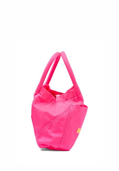 Svetlo roza torba z dvema ročajema, mehkim materialom in stranskim žepom, zasnovana za vsakodnevno uporabo.