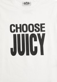 Maglietta in cotone bianco con grande testo nero che recita "SCEGLI JUICY". Design semplice a girocollo con una texture liscia e morbida.