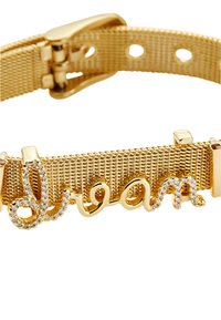 Pulsera de malla dorada que presenta un diseño en cursiva de "sueño" en dorado brillante con acentos de rhinestones transparentes. Cierre ajustable para un mejor ajuste.