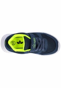 Pantof sportiv bleu marin cu material de plasă, accente neon galbene, curea ajustabilă și talpă albă. Dispune de un guler căptușit pentru confort.