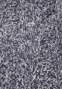 Dzianina w ciemnoszarym i białym kolorze, z fakturą wzoru na drutach typu warkocz, zawierająca misternie splecione pętle i wypukłe fragmenty na całej powierzchni.