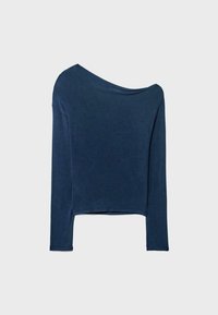 Haut bleu marine à manches longues avec un col asymétrique et une coupe décontractée, fabriqué en tissu doux et léger. Texture lisse sans motifs.