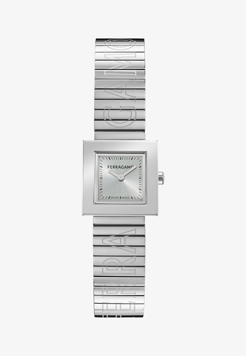 Srebrny zegarek ze stali nierdzewnej z kwadratową tarczą, grawerowaną bransoletą oraz fakturowaną srebrną tarczą z oznaczeniami godzin i wskazówkami.