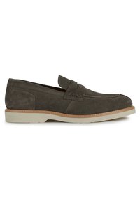 Mocassins en daim gris avec un bout arrondi, des accents cousus sur le cou-de-pied, et une semelle en caoutchouc claire contrastante. Design simple et épuré.