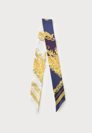 Écharpe fine en soie avec des sections bleu et blanc ornées de motifs floraux et en arabesques jaunes ainsi qu'un détail du logo Versace.