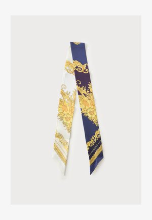Smal silkeskærf med blå og hvide sektioner, der har udsmykkede gule blomster- og scrollmønstre samt et Versace-logo.