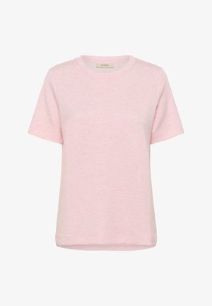 Lágy rózsaszín rövid ujjú, kerek nyakú póló enyhén melírozott textúrával, egyszínű fehér háttér előtt bemutatva.