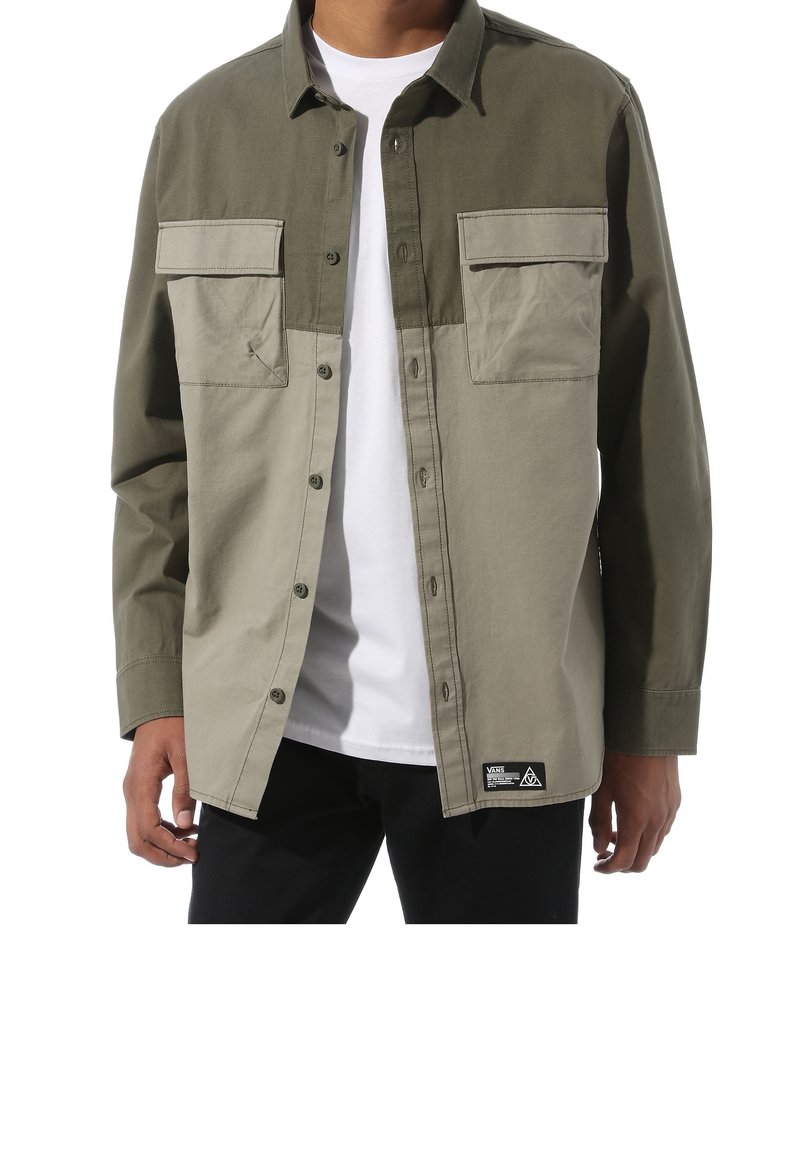Licht olijfgroene shirtjacket met twee borstzakken, knoopsluiting en contrasterende donkerdere groene panelen op de bovenhelft. Katoenmengsel stof.