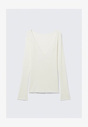 Weißes, langärmeliges, eng anliegendes Oberteil mit tiefem V-Ausschnitt und leicht ausgestellten Ärmeln, dargestellt vor einem schlichten hellgrauen Hintergrund.