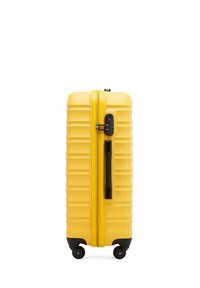 Valigia gialla con design scanalato, maniglia laterale, accessori della cerniera neri e quattro ruote per la mobilità.