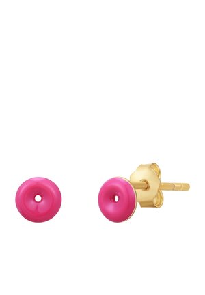 Roze hars stud oorbellen in de vorm van een donut met een centraal gat, geplaatst op gouden metalen oorsteker. Happe textuur, glanzende afwerking.