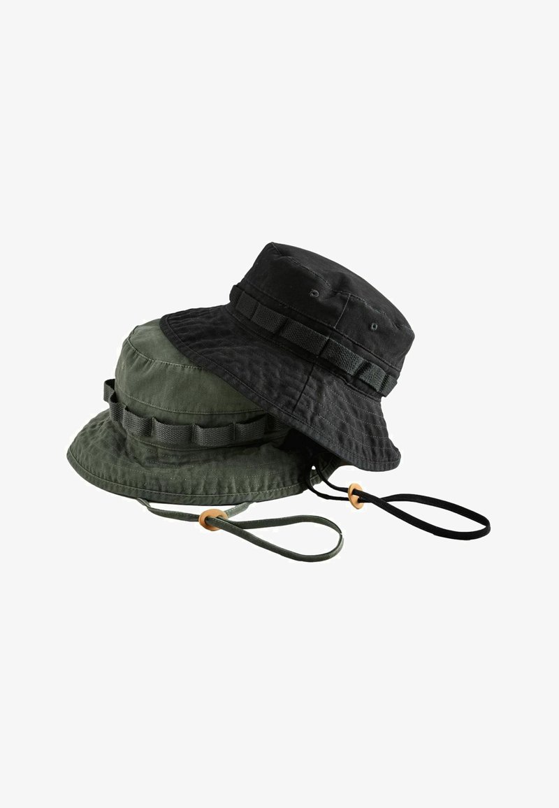 Deux chapeaux seau en tissu, l'un noir et l'autre vert foncé, chacun équipé d'une sangle sous le menton et d'une bande cousue autour de la calotte.
