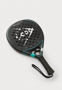 Schwarzer Padel-Schläger mit hexagonalem Muster, türkisfarbenen Akzenten und perforierter Schlagfläche. Verfügt über einen strukturierten Griff und einen Handgelenkriemen.